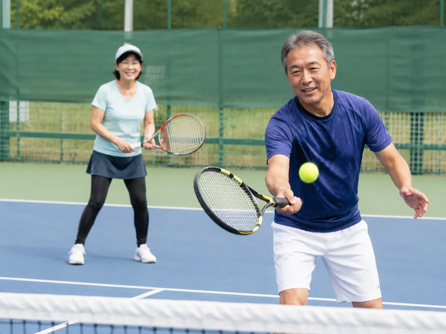 テニスは何歳から始められる？50代60代が続けている理由と体への負担